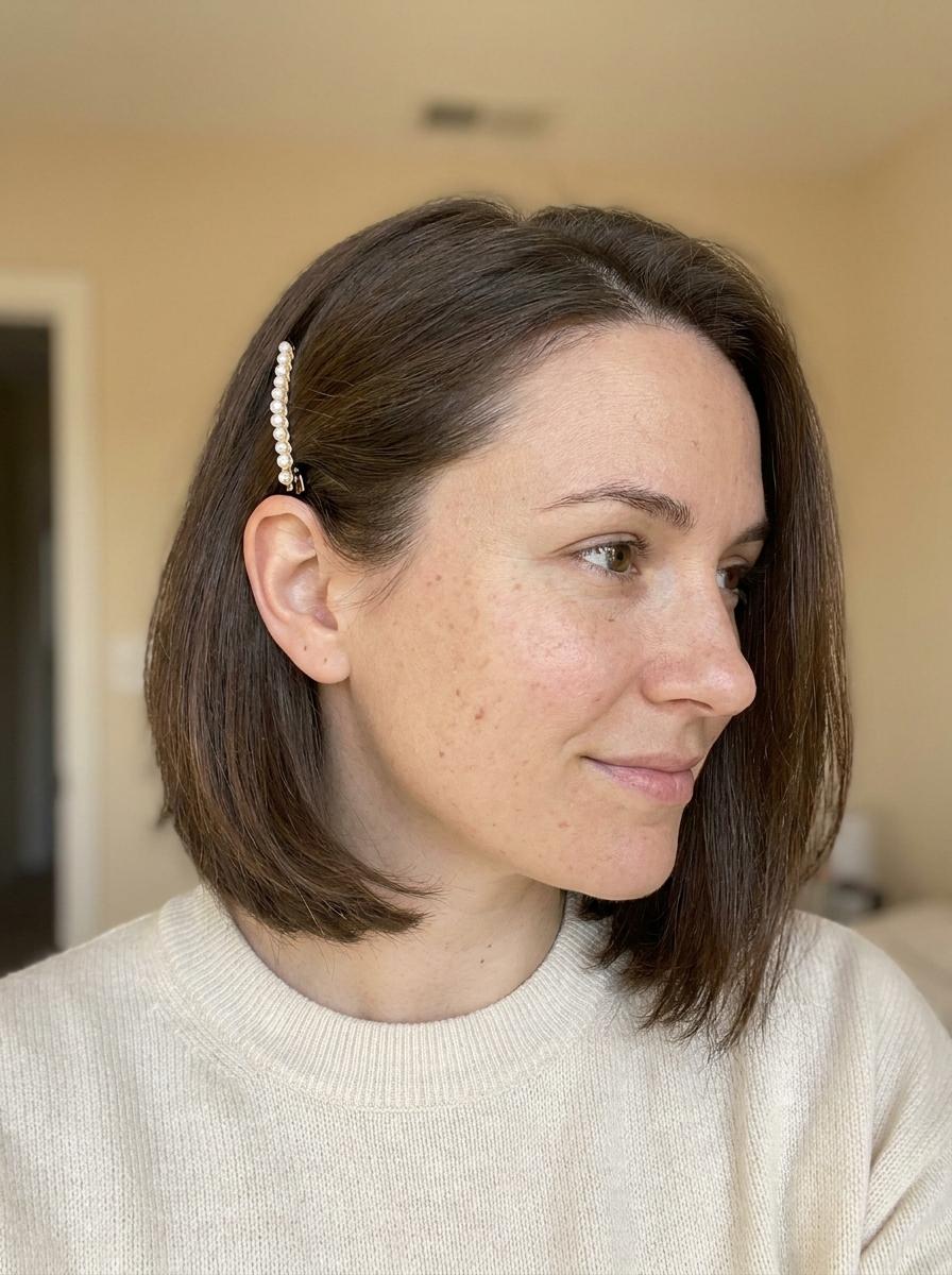 Bob mit Haarspange an einer Seite - kurzen Bob stylen